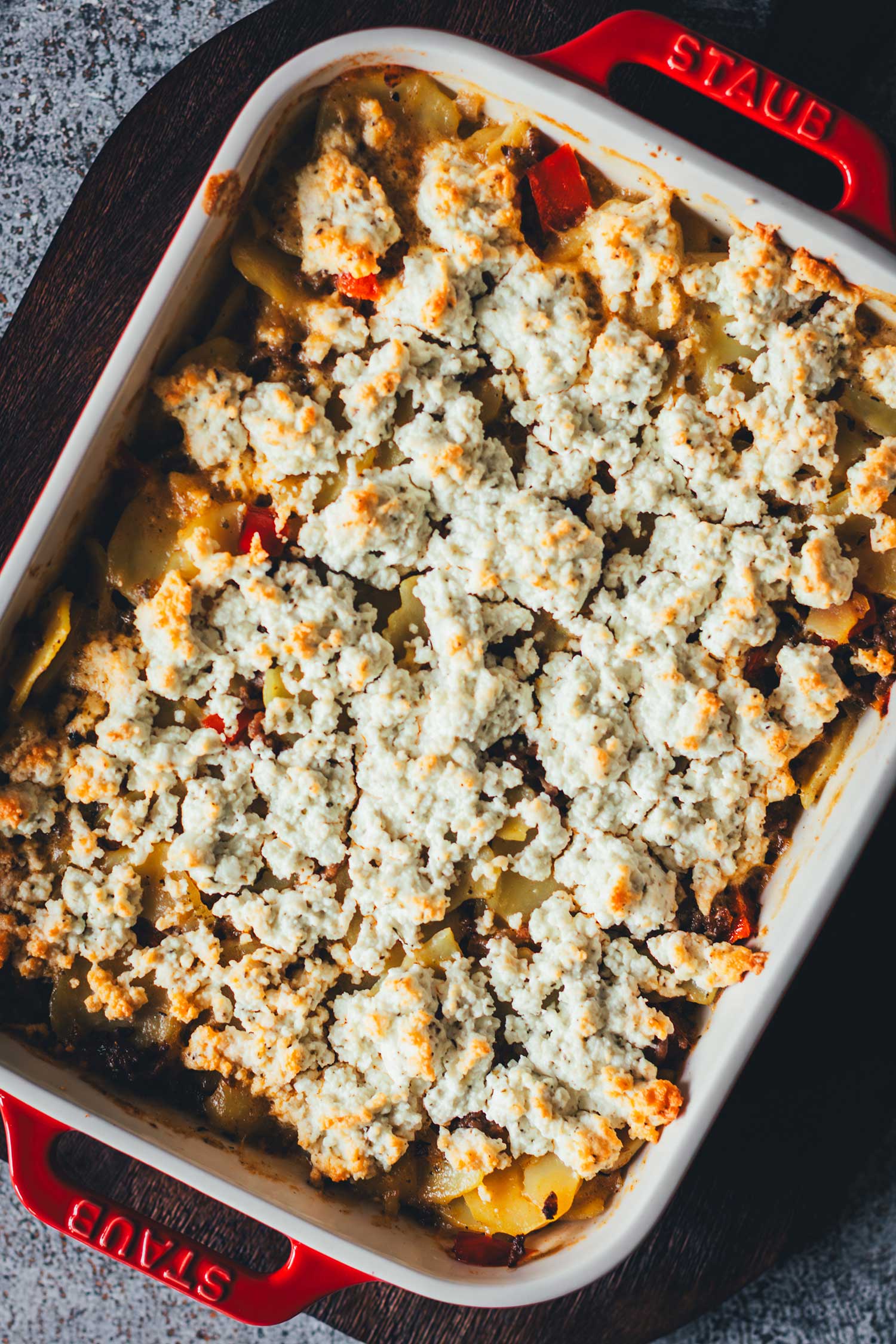 Topshot Kartoffel-Hack-Auflauf mit Feta in der roten Form – einfaches Familienrezept für das Abendessen.