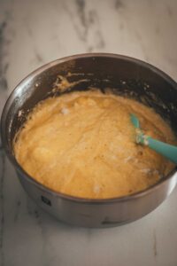 Der Teig vom Zimtschnecken-Kuchen ohne Hefe wirkt wie ein Waffelteig oder eine Mousse und nicht wie ein glatter Rührteig.